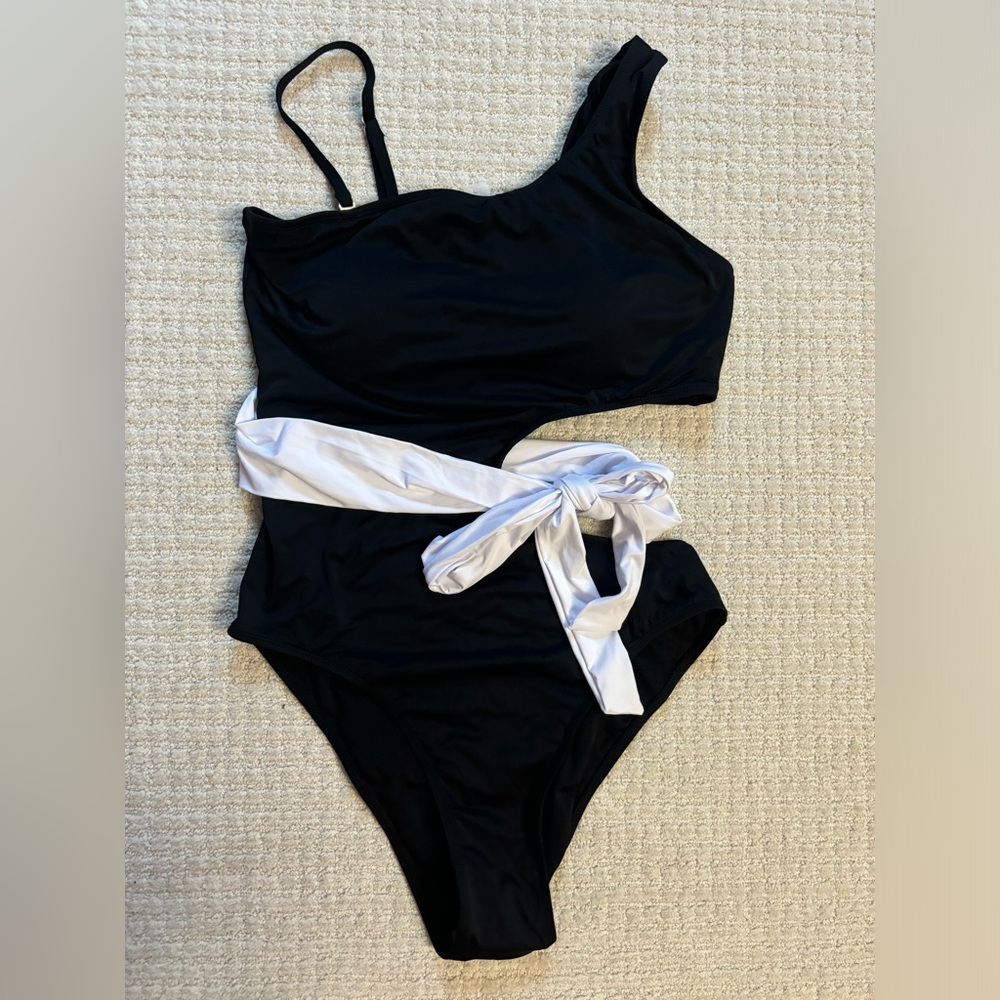 Yonique one piece swim size L